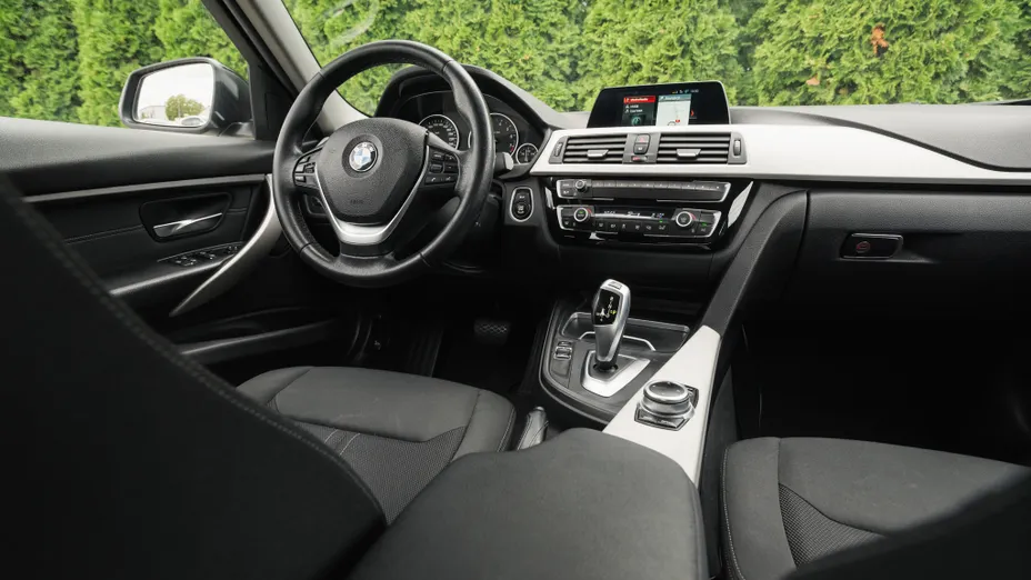 BMW Seria 3 318i Advantage aut