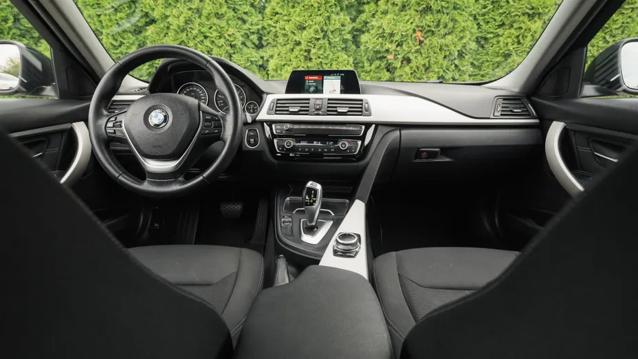 BMW Seria 3 318i Advantage aut