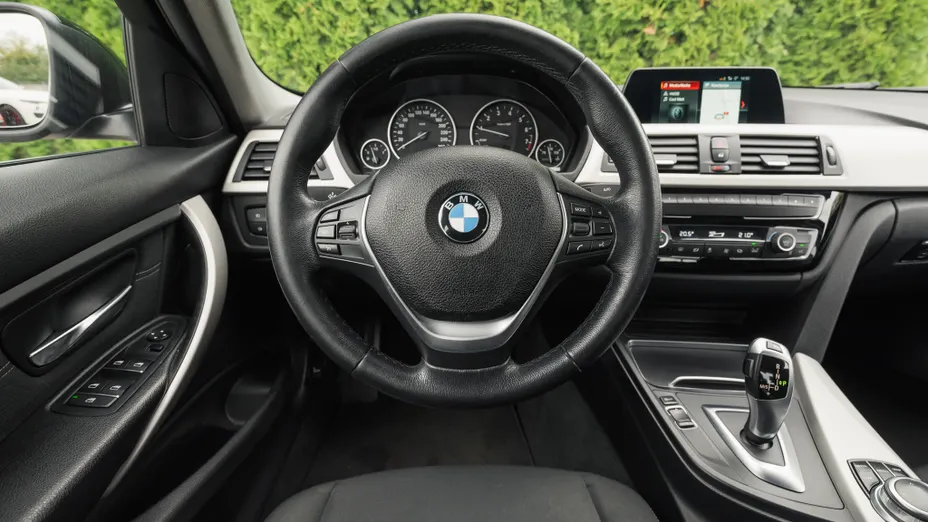 BMW Seria 3 318i Advantage aut