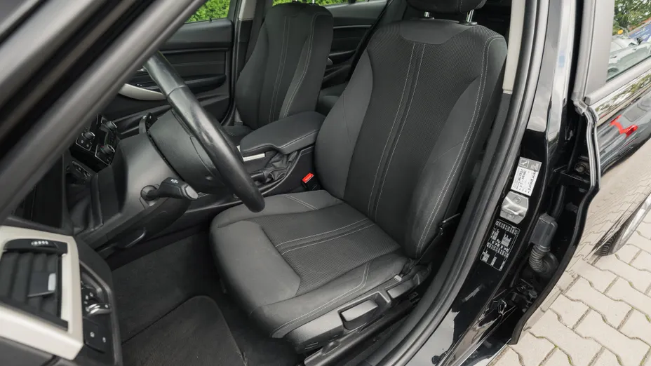 BMW Seria 3 318i Advantage aut