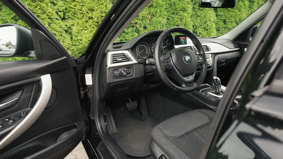 BMW Seria 3 318i Advantage aut