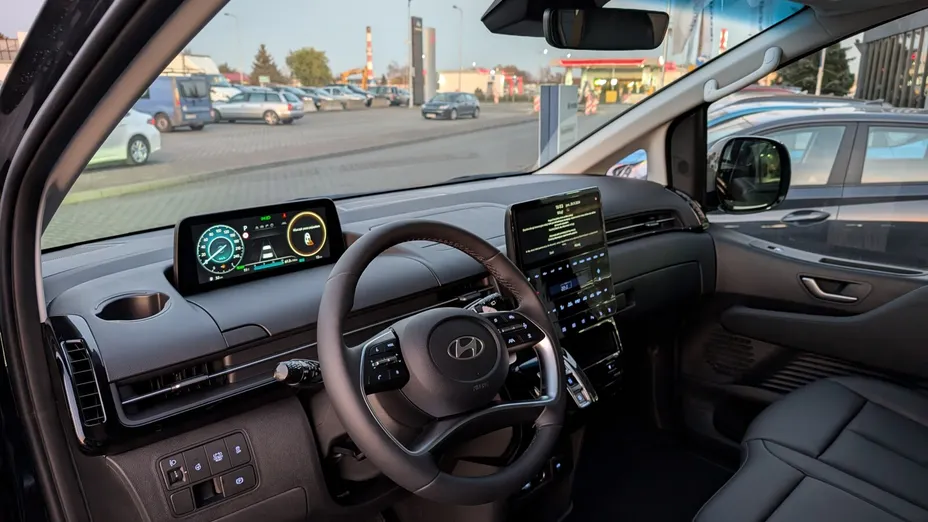 HYUNDAI Staria Staria 1.6 T-GDI HEV Smart VIP aut Nowy