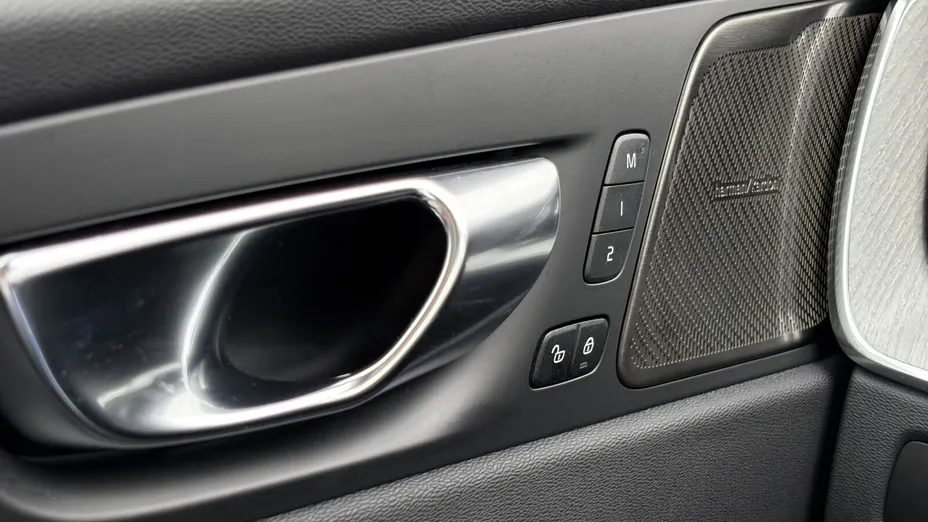 VOLVO XC60 XC60 T6 Plug-In Hybrid AWD Ultra Bright aut