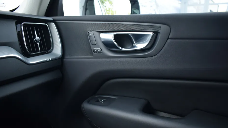 VOLVO XC60 XC60 B4 D Plus Dark aut