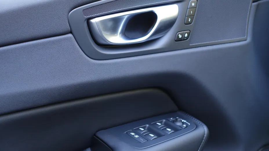 VOLVO XC60 XC60 B4 D AWD Plus Dark aut