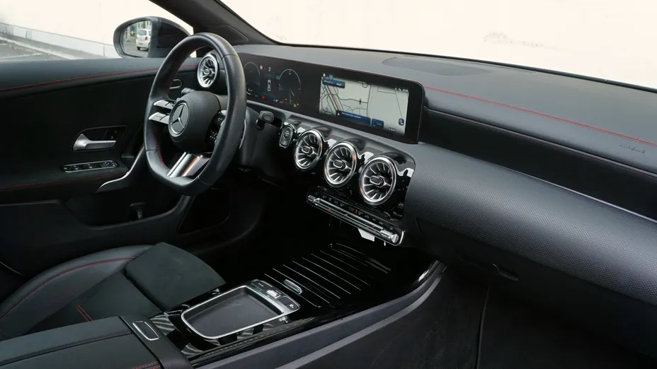 MERCEDES-BENZ CLA CLA 180 7G-DCT