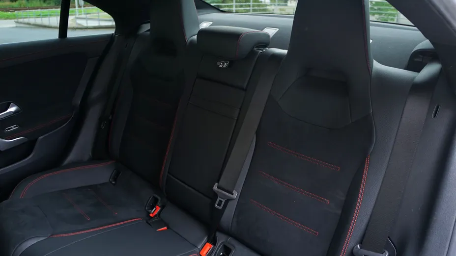 MERCEDES-BENZ CLA CLA 180 7G-DCT