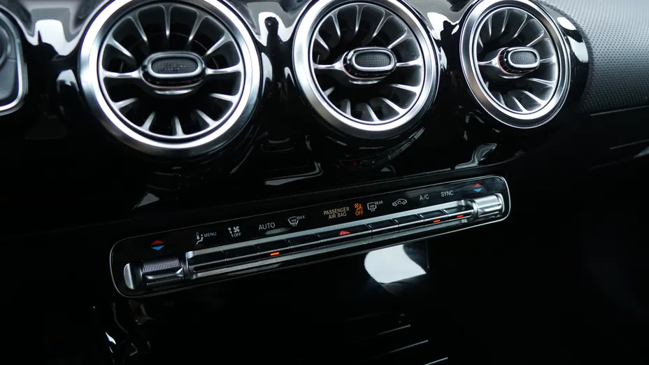 MERCEDES-BENZ CLA CLA 180 7G-DCT