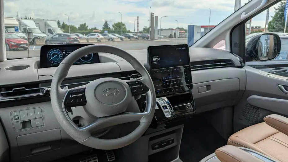 HYUNDAI Staria Staria 1.6 T-GDI HEV Luxury aut Nowy
