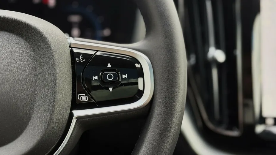 VOLVO XC60 XC60 T6 Plug-In Hybrid AWD Plus Dark aut