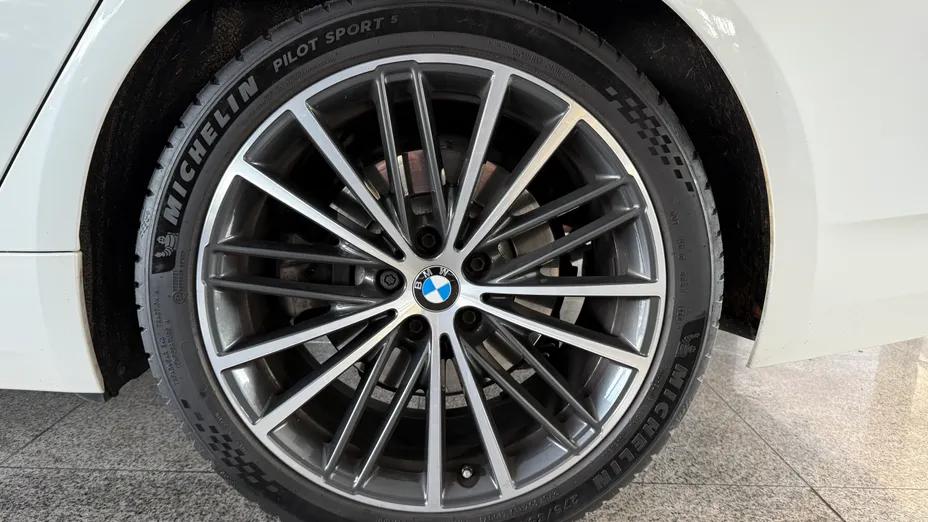 BMW Seria 5 530i GPF xDrive Luxury Line aut