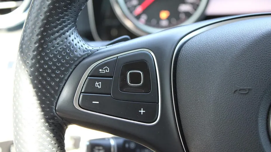 MERCEDES-BENZ E Klasa E 220 d 4-Matic 9G-TRONIC