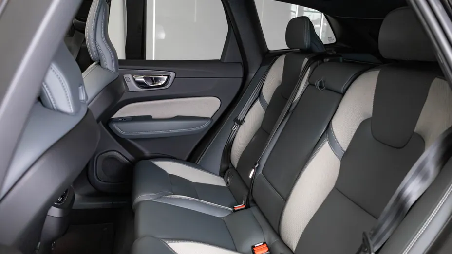 VOLVO XC60 XC60 B4 D AWD Plus Dark aut