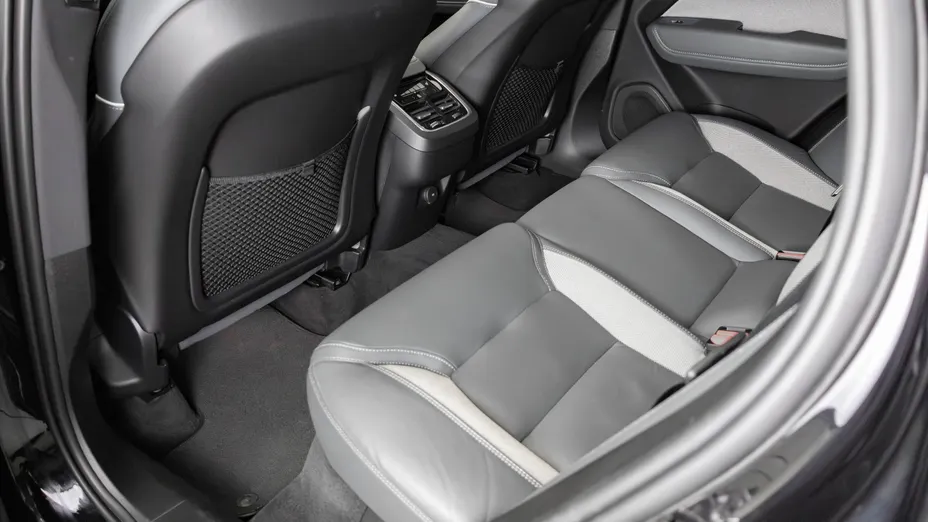VOLVO XC60 XC60 B4 D AWD Plus Dark aut