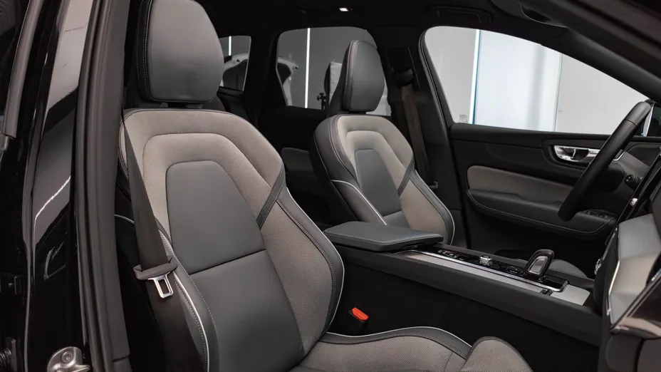 VOLVO XC60 XC60 B4 D AWD Plus Dark aut