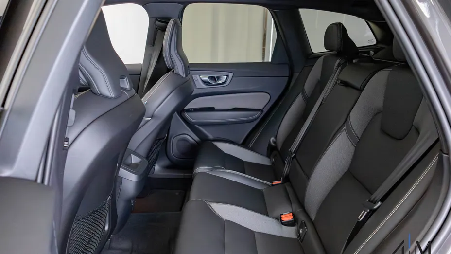 VOLVO XC60 XC60 B4 D AWD Plus Dark aut