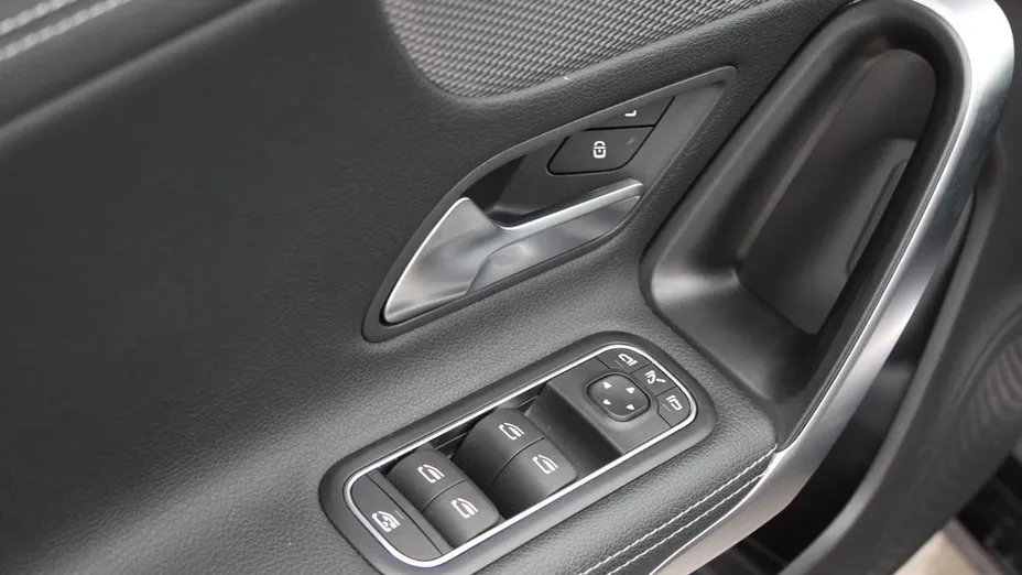 MERCEDES-BENZ CLA CLA 200 7G-DCT
