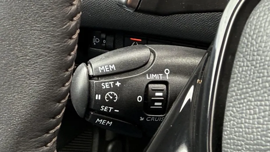 PEUGEOT 2008 2008 1.2 PureTech Allure S&S EAT8