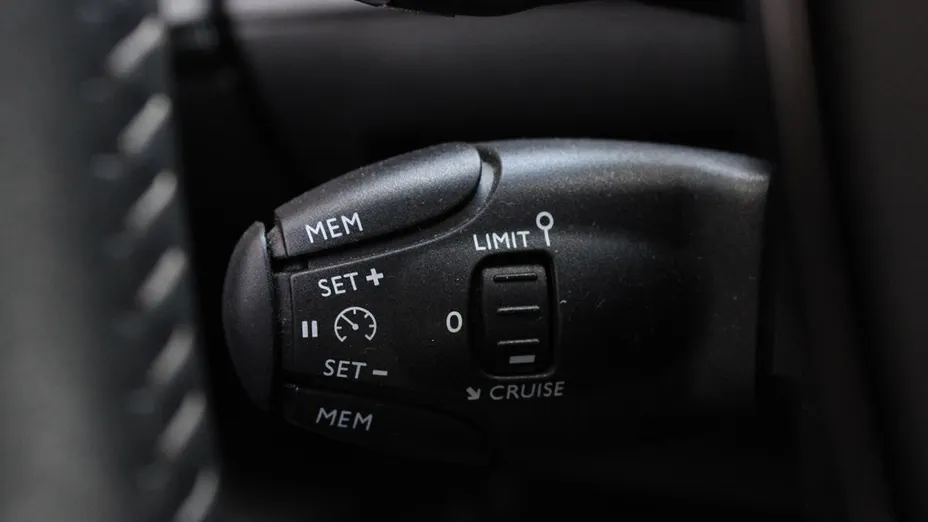 PEUGEOT 2008 2008 1.2 PureTech Allure S&S EAT8