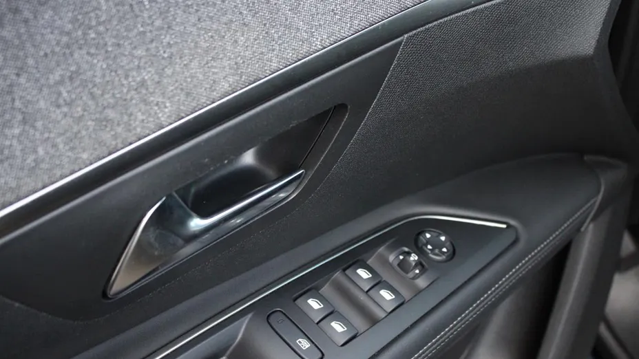 PEUGEOT 5008 5008 1.6 PureTech Allure S&S EAT8