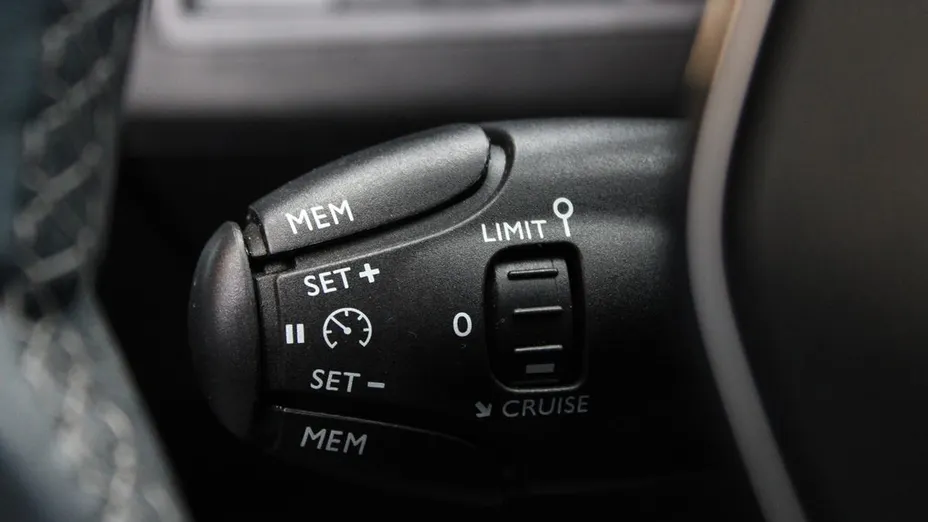 PEUGEOT 5008 5008 1.6 PureTech Allure S&S EAT8