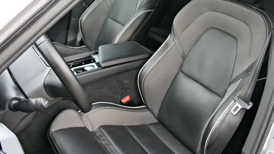 VOLVO XC60 XC60 B5 B AWD Plus Dark aut