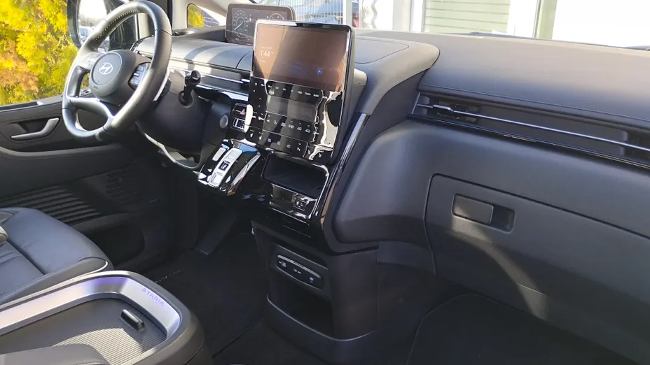 HYUNDAI Staria Staria 1.6 T-GDI HEV Luxury aut