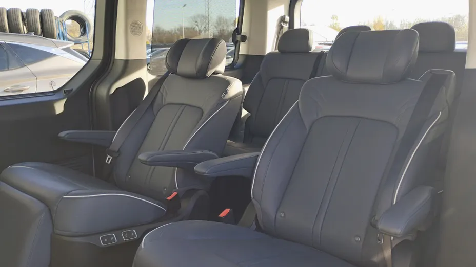 HYUNDAI Staria Staria 1.6 T-GDI HEV Luxury aut