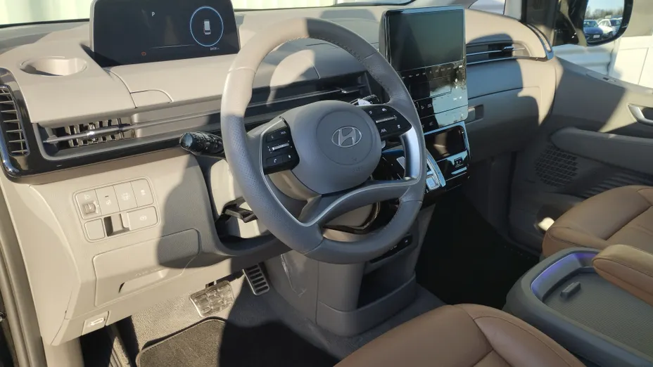 HYUNDAI Staria Staria 1.6 T-GDI HEV Luxury aut