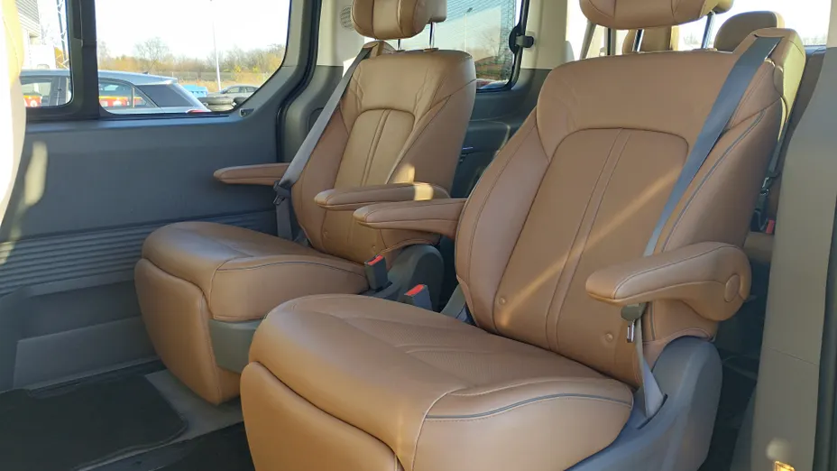 HYUNDAI Staria Staria 1.6 T-GDI HEV Luxury aut