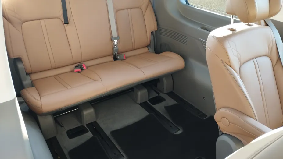 HYUNDAI Staria Staria 1.6 T-GDI HEV Luxury aut