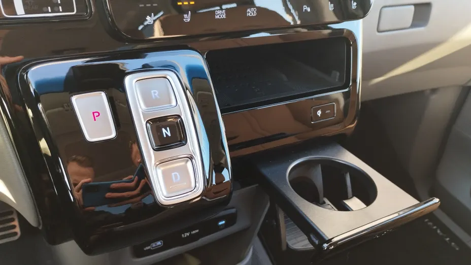 HYUNDAI Staria Staria 1.6 T-GDI HEV Luxury aut