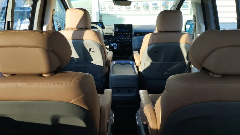 HYUNDAI Staria Staria 1.6 T-GDI HEV Luxury aut