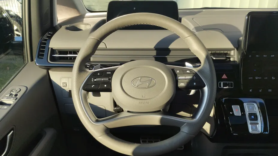 HYUNDAI Staria Staria 1.6 T-GDI HEV Luxury aut