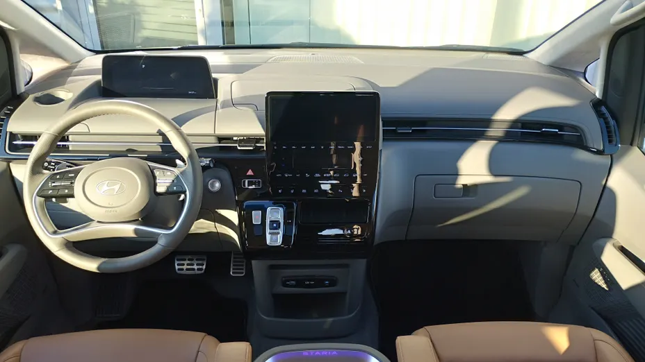 HYUNDAI Staria Staria 1.6 T-GDI HEV Luxury aut