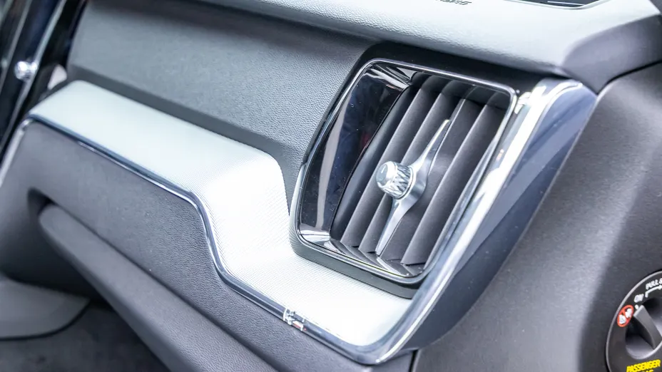 VOLVO XC60 XC60 B4 D Plus Dark aut