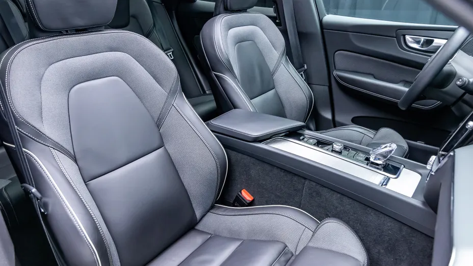 VOLVO XC60 XC60 B4 D Plus Dark aut