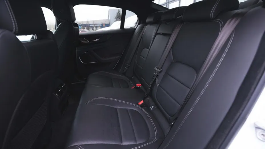 JAGUAR XE XE 2.0 D200 mHEV R-Dynamic SE aut