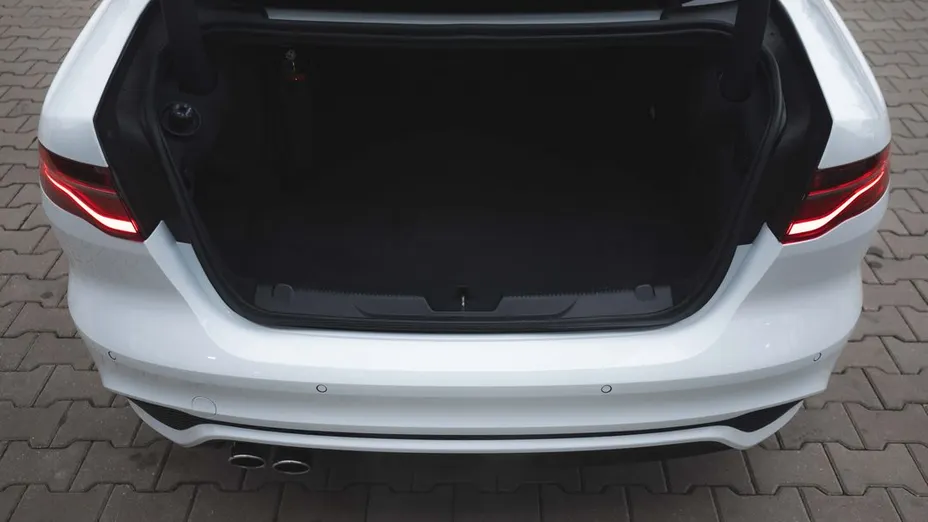 JAGUAR XE XE 2.0 D200 mHEV R-Dynamic SE aut