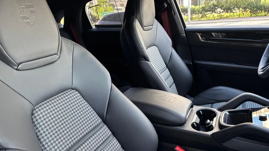 PORSCHE Cayenne Cayenne Coupe GTS