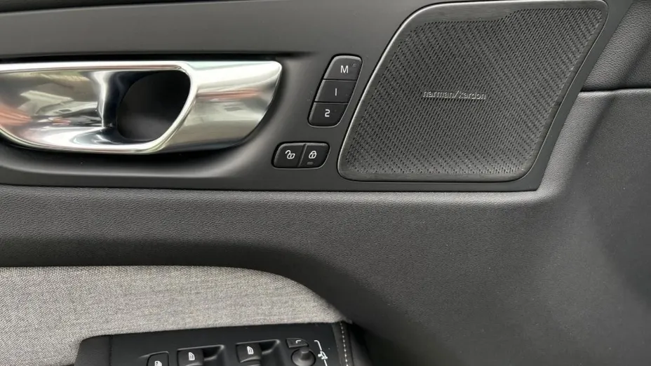 VOLVO XC60 XC60 T6 Plug-In Hybrid AWD Ultra Dark aut