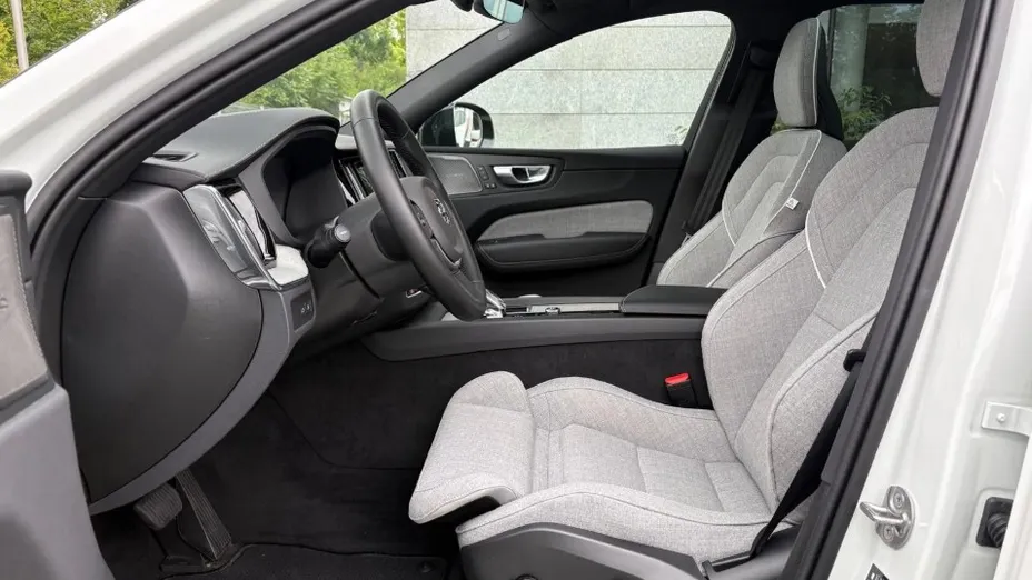 VOLVO XC60 XC60 T6 Plug-In Hybrid AWD Ultra Dark aut