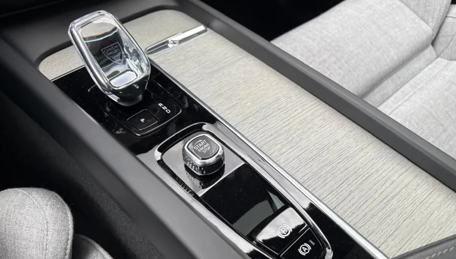 VOLVO XC60 XC60 T6 Plug-In Hybrid AWD Ultra Dark aut
