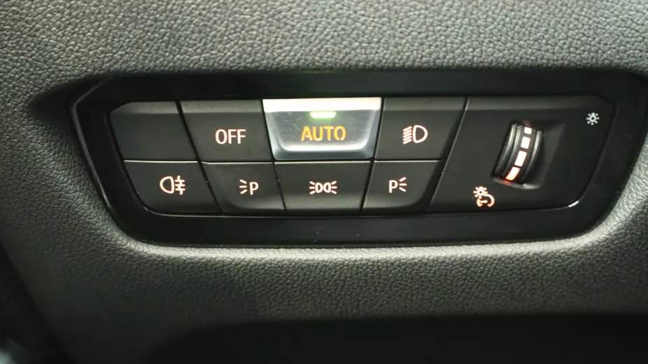 BMW Seria 3 318i Advantage aut