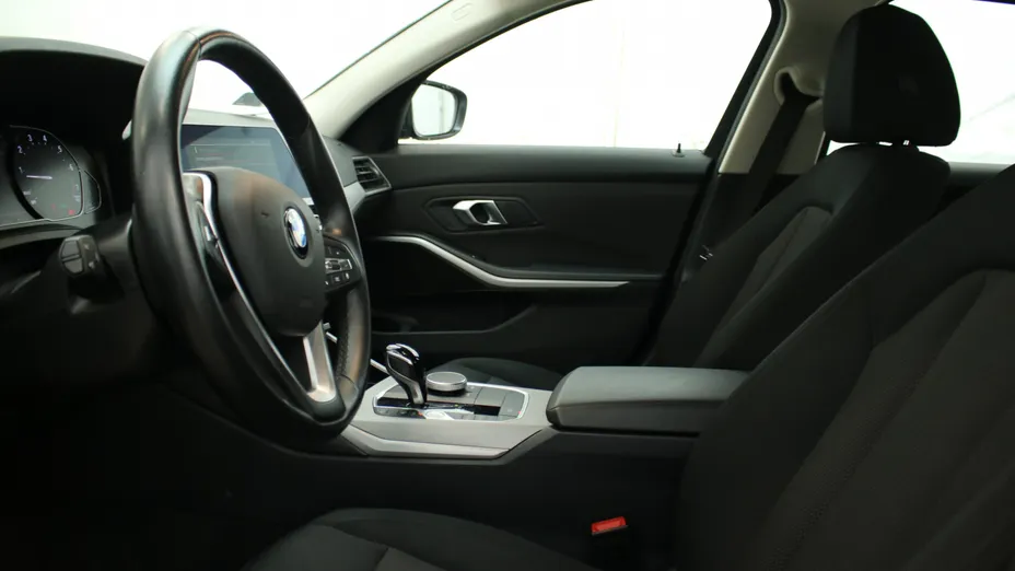 BMW Seria 3 318i Advantage aut