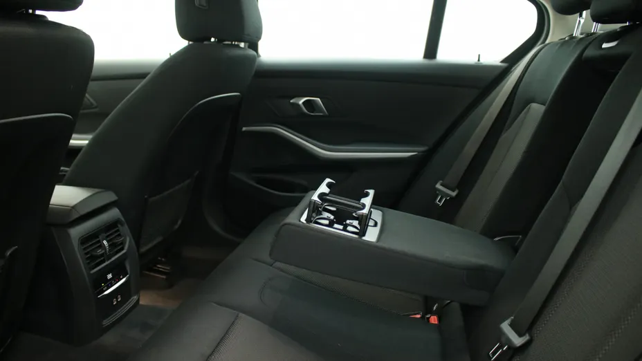 BMW Seria 3 318i Advantage aut