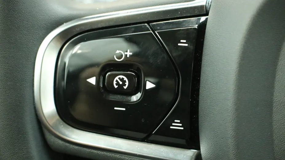 VOLVO XC60 XC60 B4 D AWD Plus Dark aut
