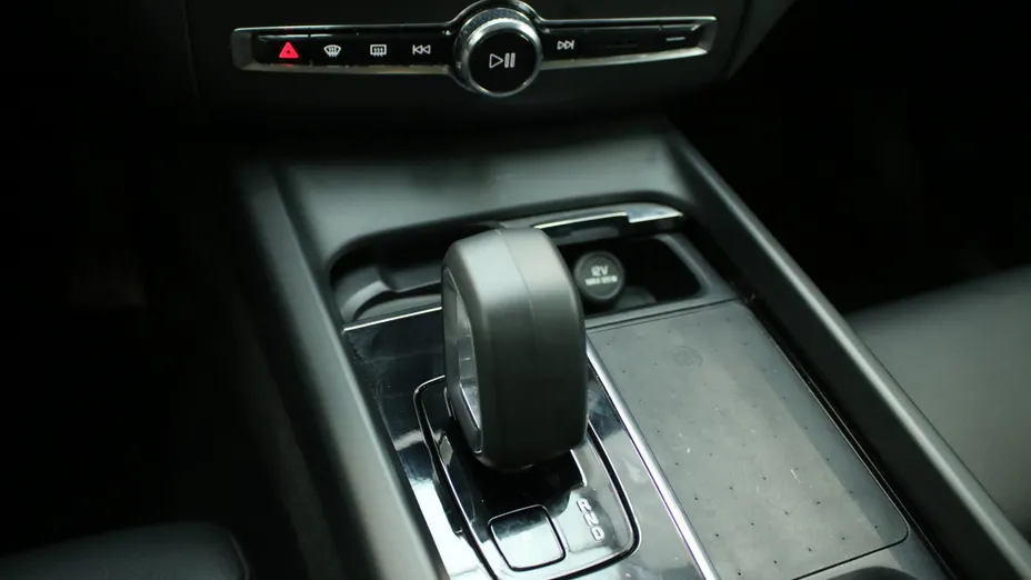 VOLVO XC60 XC60 B4 D AWD Plus Dark aut