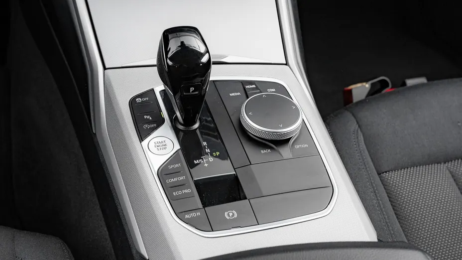 BMW Seria 3 318i Advantage aut