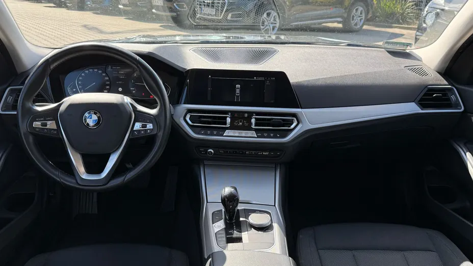 BMW Seria 3 318i Advantage aut